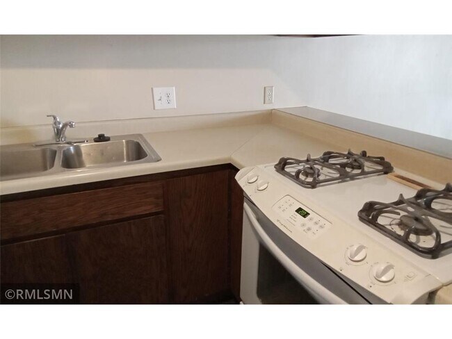 2323 W Territorial Rd in St. Paul, MN - Building Photo - Building Photo