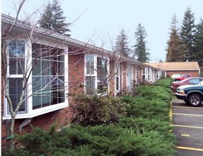 Cleveland Colonial Apartments in Gresham, OR - Building Photo - Building Photo