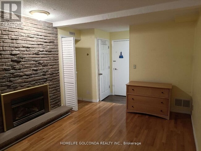 2475 Council Ring Rd in Mississauga, ON - Building Photo - Building Photo