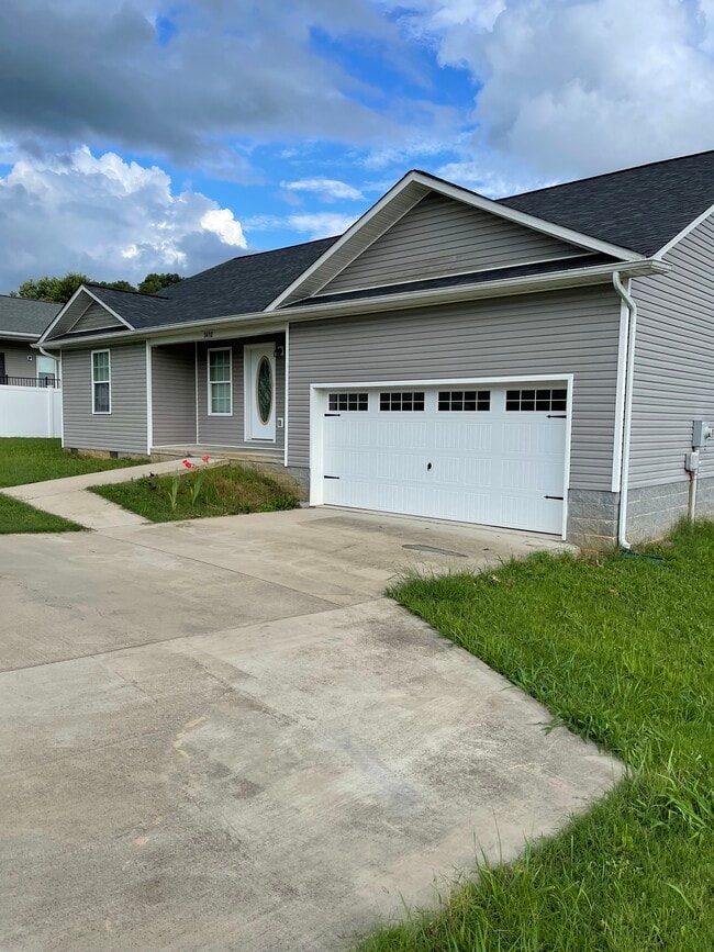 1412 E Church St in Greeneville, TN - Building Photo - Building Photo