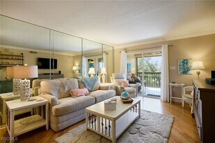 2121 Collier Ave in Ft. Myers, FL - Building Photo