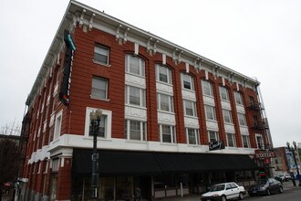 1321 SW Washington St in Portland, OR - Building Photo - Building Photo