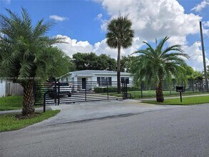 1269 NE 145th St in Miami, FL - Building Photo - Building Photo