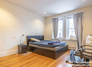 94 Pleasant St, Unit 2 in Brookline, MA - Foto de edificio - Building Photo