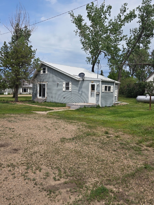 property at 402 1st St N