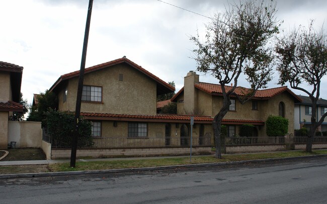 3932-3946 Howard Ave in Los Alamitos, CA - Foto de edificio - Building Photo