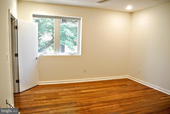 934 S 5th St in Philadelphia, PA - Building Photo - Building Photo