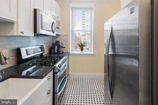 2129 Walnut St in Philadelphia, PA - Building Photo