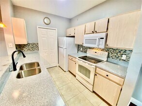 5451 Vineland Rd in Orlando, FL - Foto de edificio - Building Photo