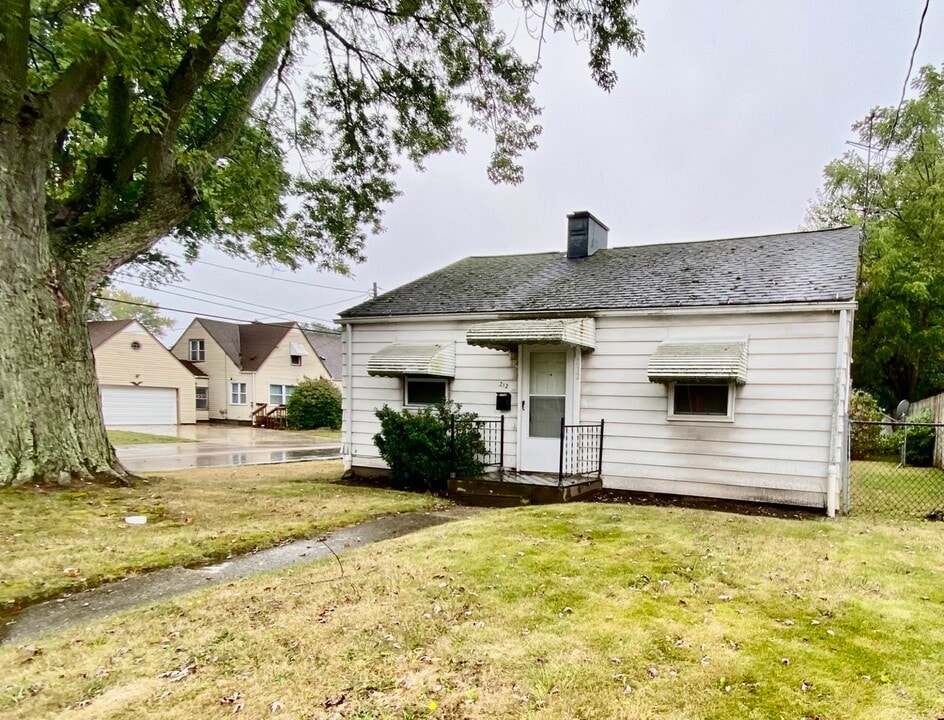 212 Hilbish Ave in Akron, OH - Building Photo