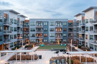 Windsor Marina Bay Apartments in Quincy, MA - Foto de edificio - Building Photo