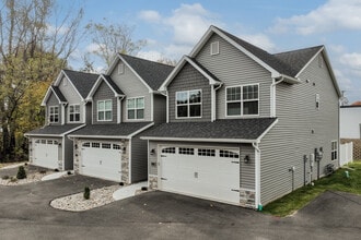 Ravina Townhomes in Sylvania, OH - Foto de edificio - Building Photo