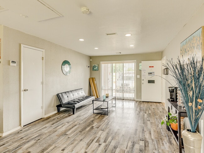 Hillcrest Residences in Oklahoma City, OK - Foto de edificio - Building Photo