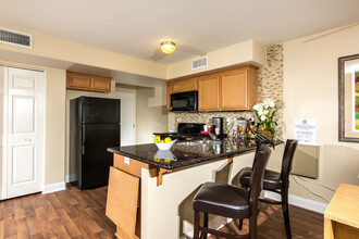 Corona Pointe Townhomes in Riverside, CA - Building Photo - Building Photo