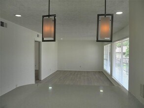 4910 Saxon Dr in Houston, TX - Building Photo - Building Photo