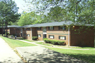 Valley Oaks Apartments in Atlanta, GA - Building Photo - Building Photo