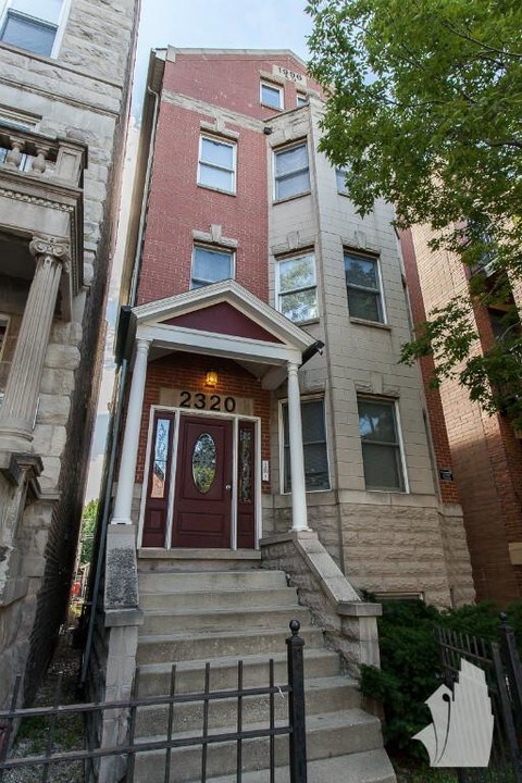 2320 N Southport Ave in Chicago, IL - Building Photo