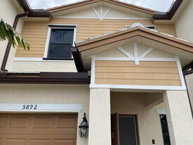 5892 Mustang Manor in Davie, FL - Building Photo