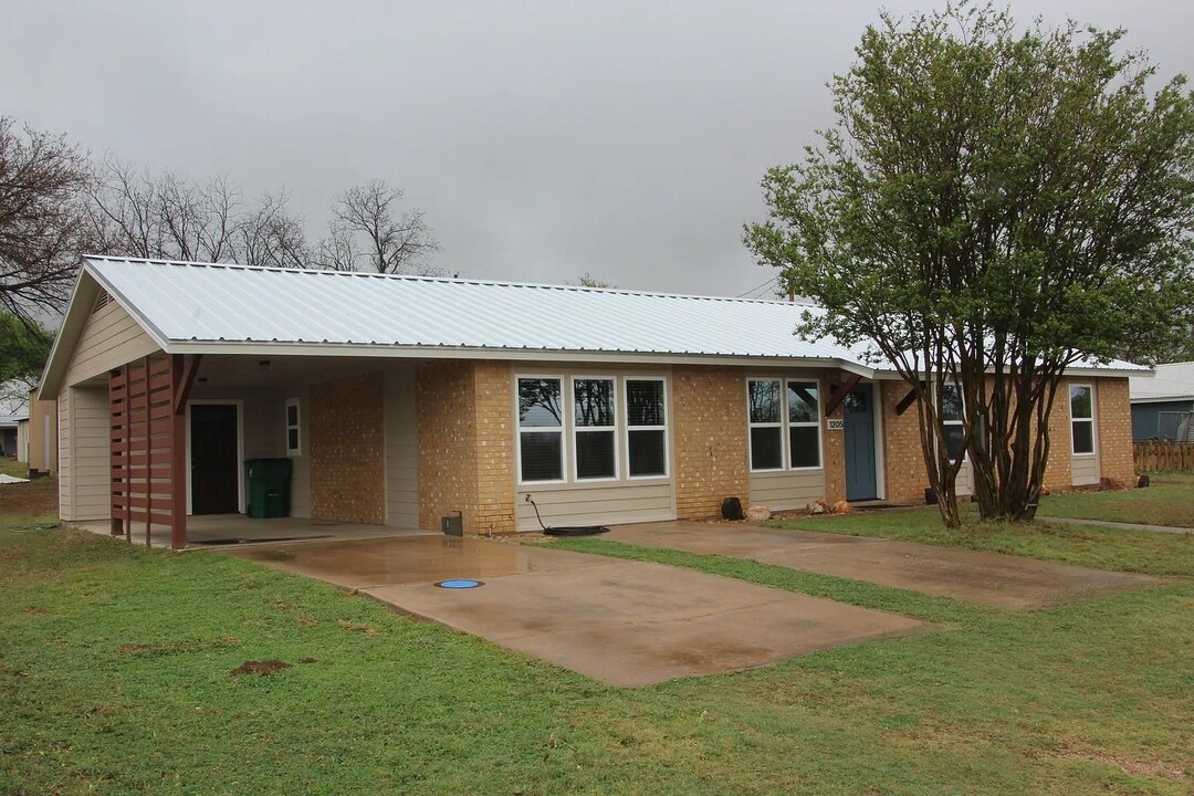 1205 E Green St in Llano, TX - Building Photo
