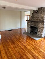 300 Amherst Rd in Belchertown, MA - Building Photo