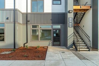 Sonic River Apartments in Salem, OR - Foto de edificio - Building Photo