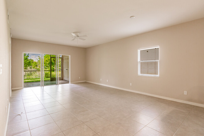 27450 Palmesta Circle in Bonita Springs, FL - Building Photo - Building Photo