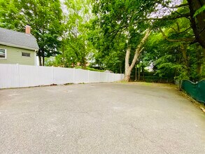 18 Montvale Ave, Unit 2 in Stoneham, MA - Foto de edificio - Building Photo