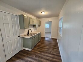 877 S Ashburton Rd in Columbus, OH - Building Photo