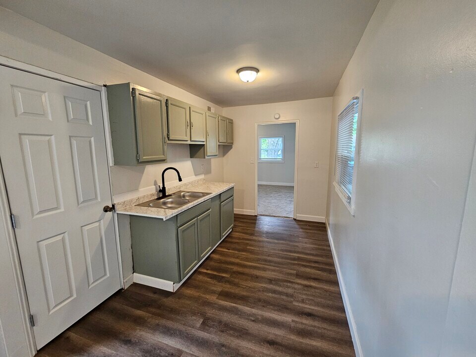 877 S Ashburton Rd in Columbus, OH - Building Photo