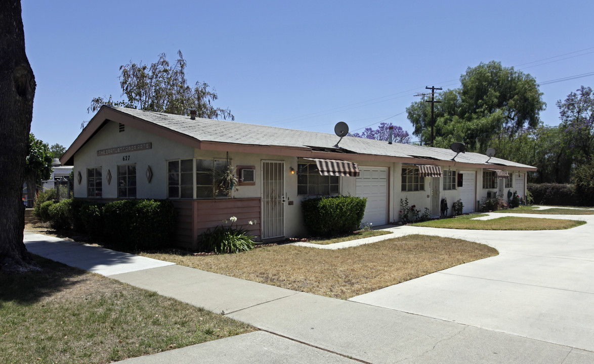 627 W California St in Ontario, CA - Foto de edificio