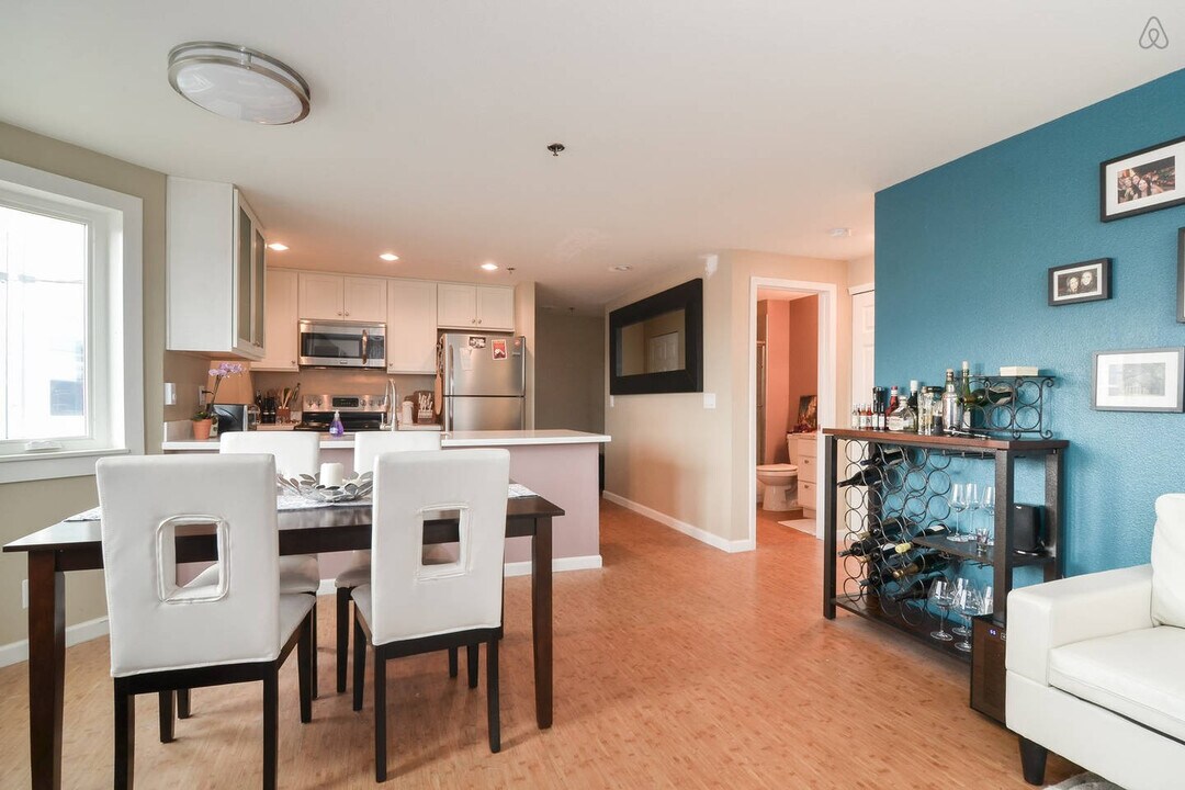 1616 Summit Ave, Unit Apt 301 in Seattle, WA - Building Photo