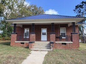 205 Saluda St in Ninety Six, SC - Building Photo