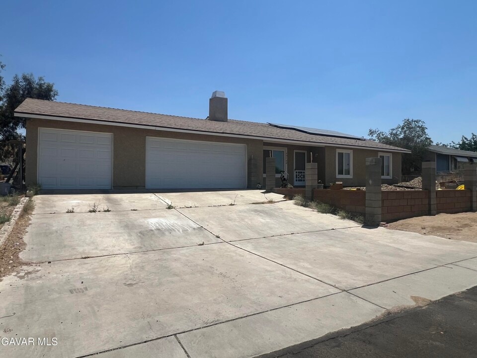 39708 174th St E in Palmdale, CA - Foto de edificio