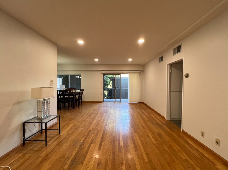 622 S Barrington Ave, Unit 208 in Los Angeles, CA - Building Photo