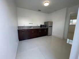 541 W 49th St in Hialeah, FL - Building Photo