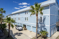 Leeward Isles Condominiums in Corpus Christi, TX - Building Photo - Building Photo