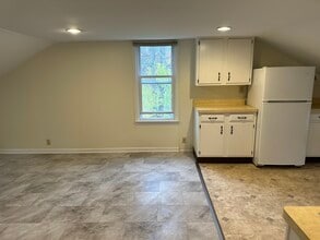 4056 Park Ave, Unit 2-Upper in Hamburg, NY - Foto de edificio - Building Photo