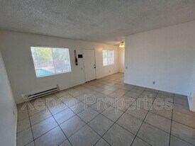 556 E Chuckwalla Rd in Palm Springs, CA - Building Photo