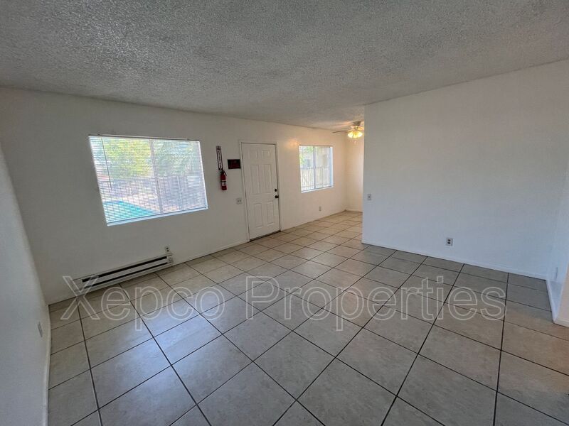 556 E Chuckwalla Rd in Palm Springs, CA - Foto de edificio