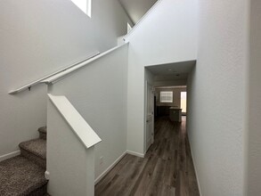 3009 N Creekside St in Visalia, CA - Foto de edificio - Building Photo