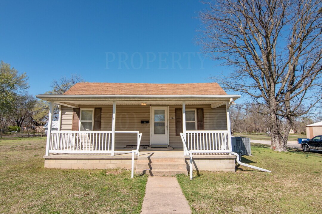 516 E 8th St in Coffeyville, KS - Building Photo