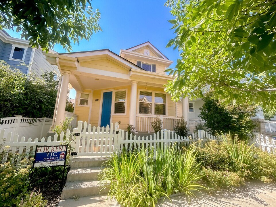 2818 Central Park Blvd in Denver, CO - Building Photo