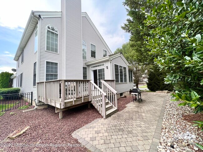 1 Hendrickson Ct in Englishtown, NJ - Foto de edificio - Building Photo