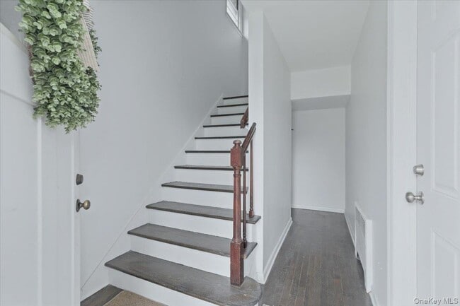 98 Nassau Rd in Huntington, NY - Building Photo - Building Photo