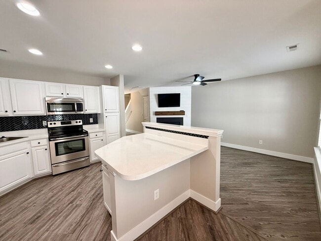 917 Creek Crossing Trail in Whitsett, NC - Building Photo - Building Photo