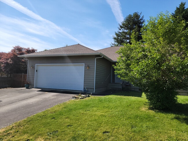 2301 SE Chinaberry Ave in Roseburg, OR - Building Photo - Building Photo