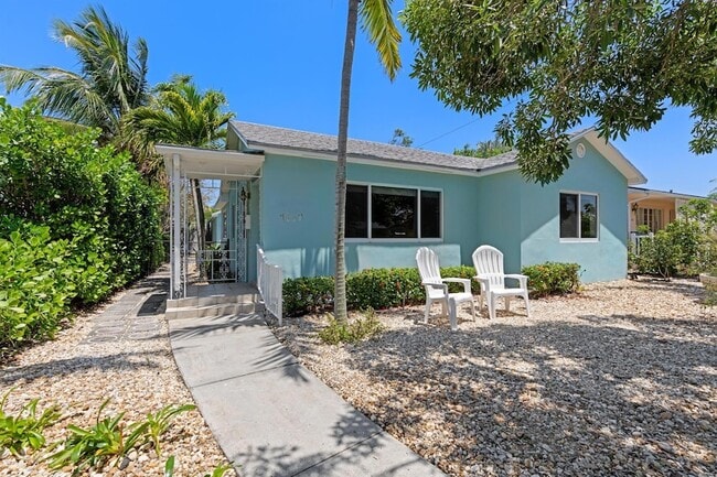 property at 1120 N Palmway