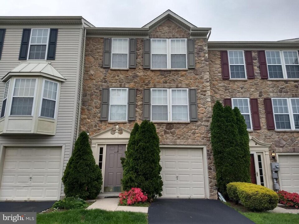 410 Terrace Dr in Quakertown, PA - Building Photo