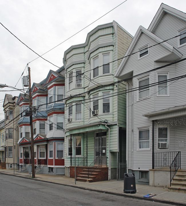 300 Elm St in Newark, NJ - Building Photo