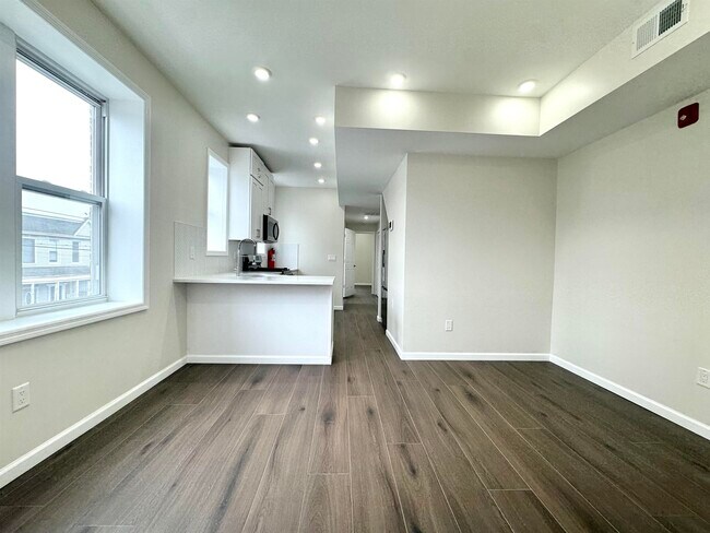 565 West Side Ave in Jersey City, NJ - Building Photo - Building Photo